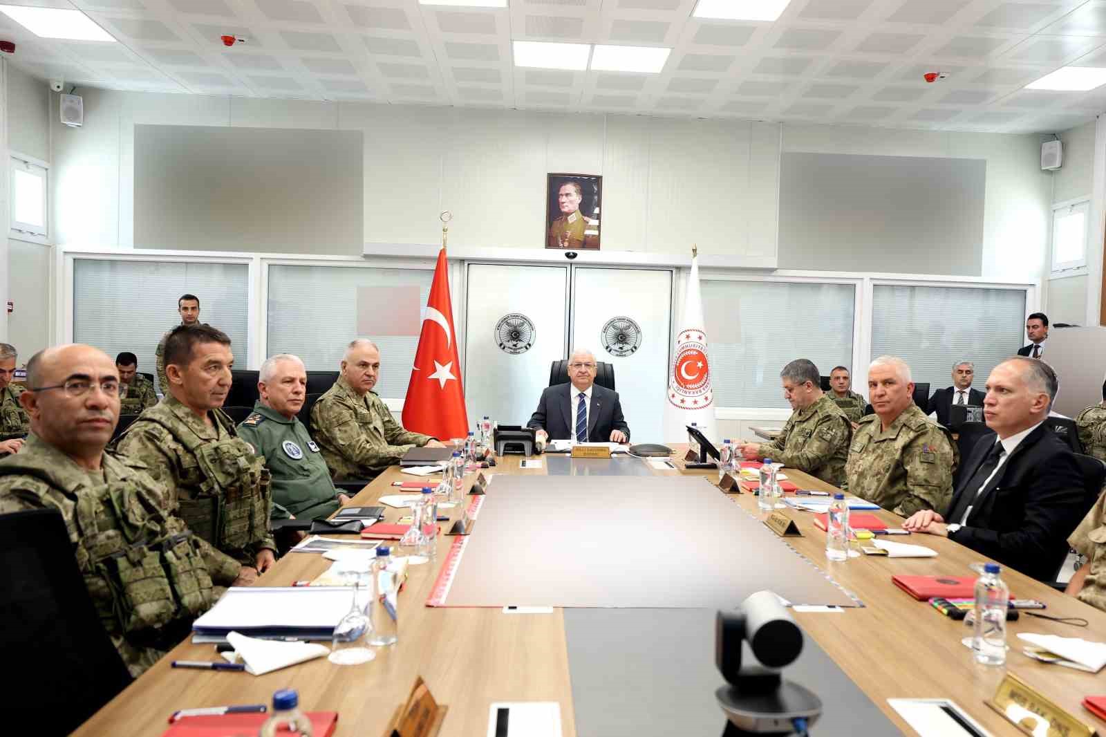 Bakan Güler İran sınır hattında incelemelerde bulundu