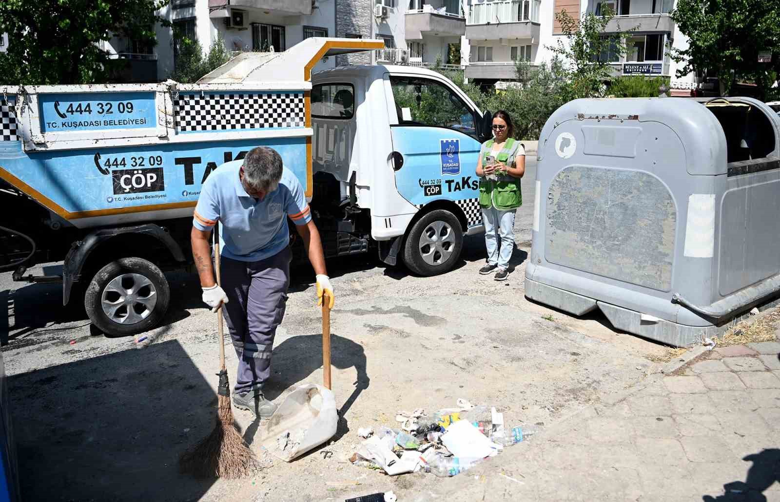 Alo Çöp Taksi direksiyonuna geçip, dar sokaklarda temizlik yapıyor
