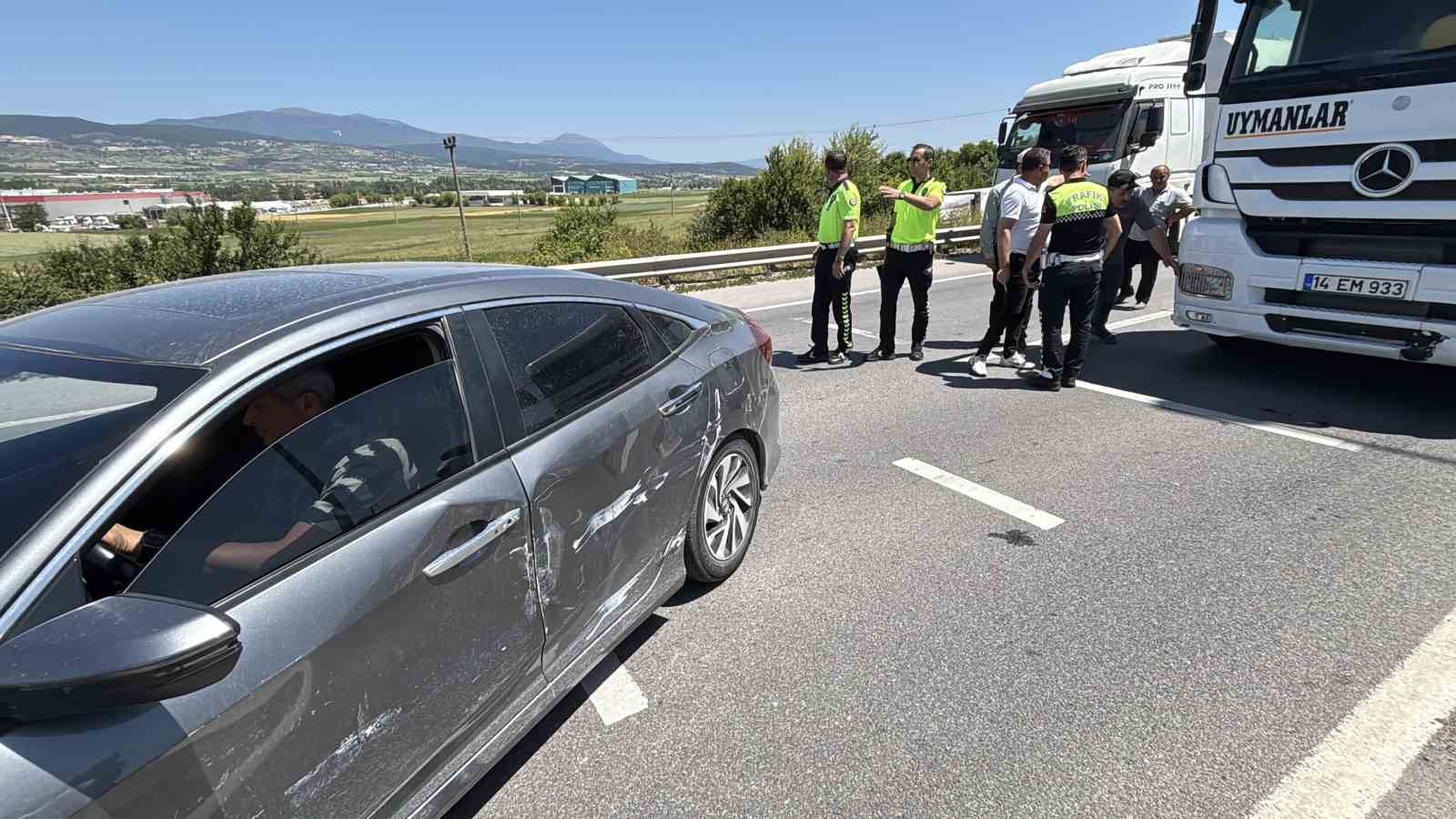 Tır, otomobili 60 metre sürükledi: Şans eseri yaralanan olmadı

