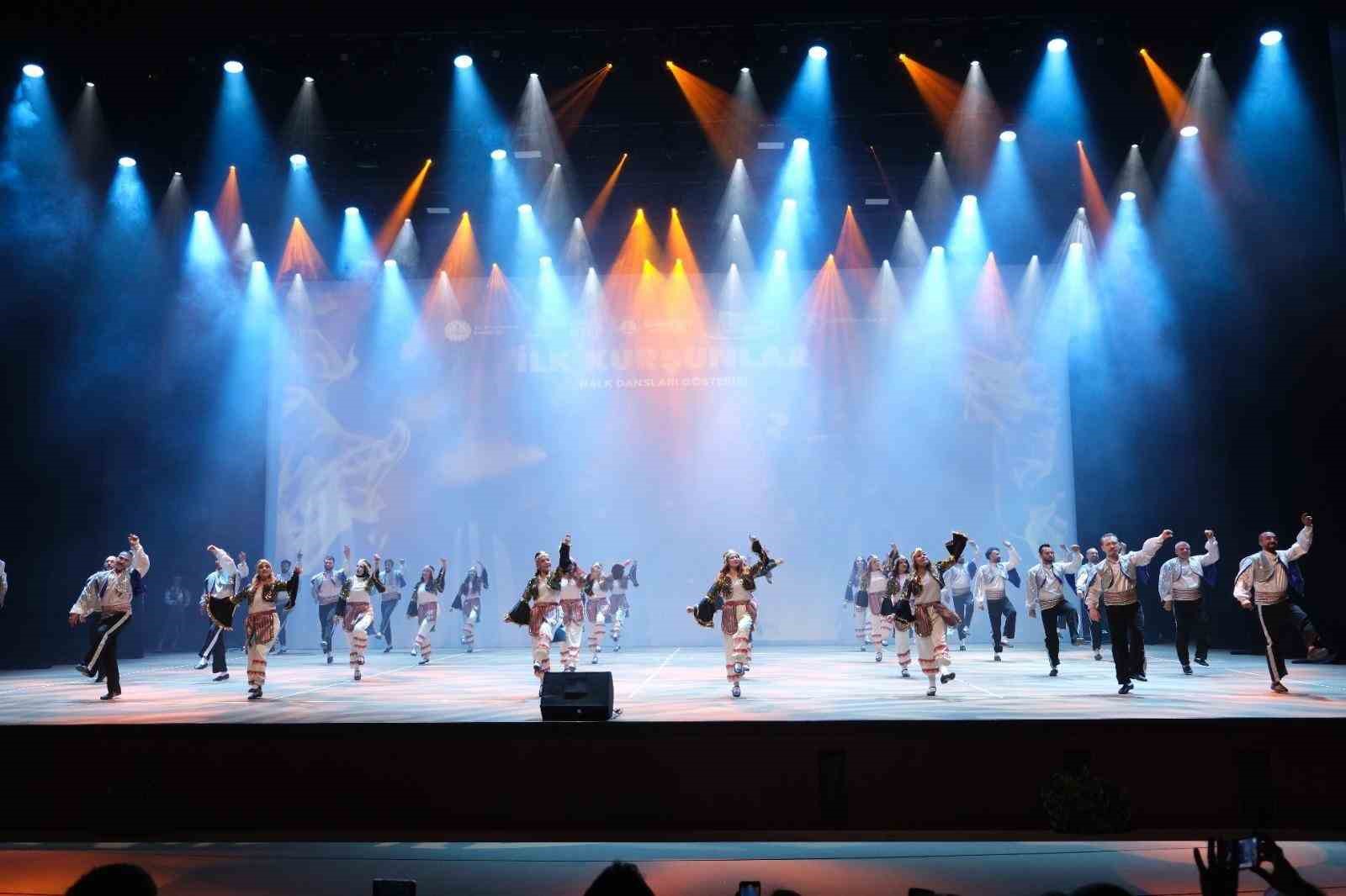 "İlk Kurşunlar" gösterisi ayakta alkışlandı