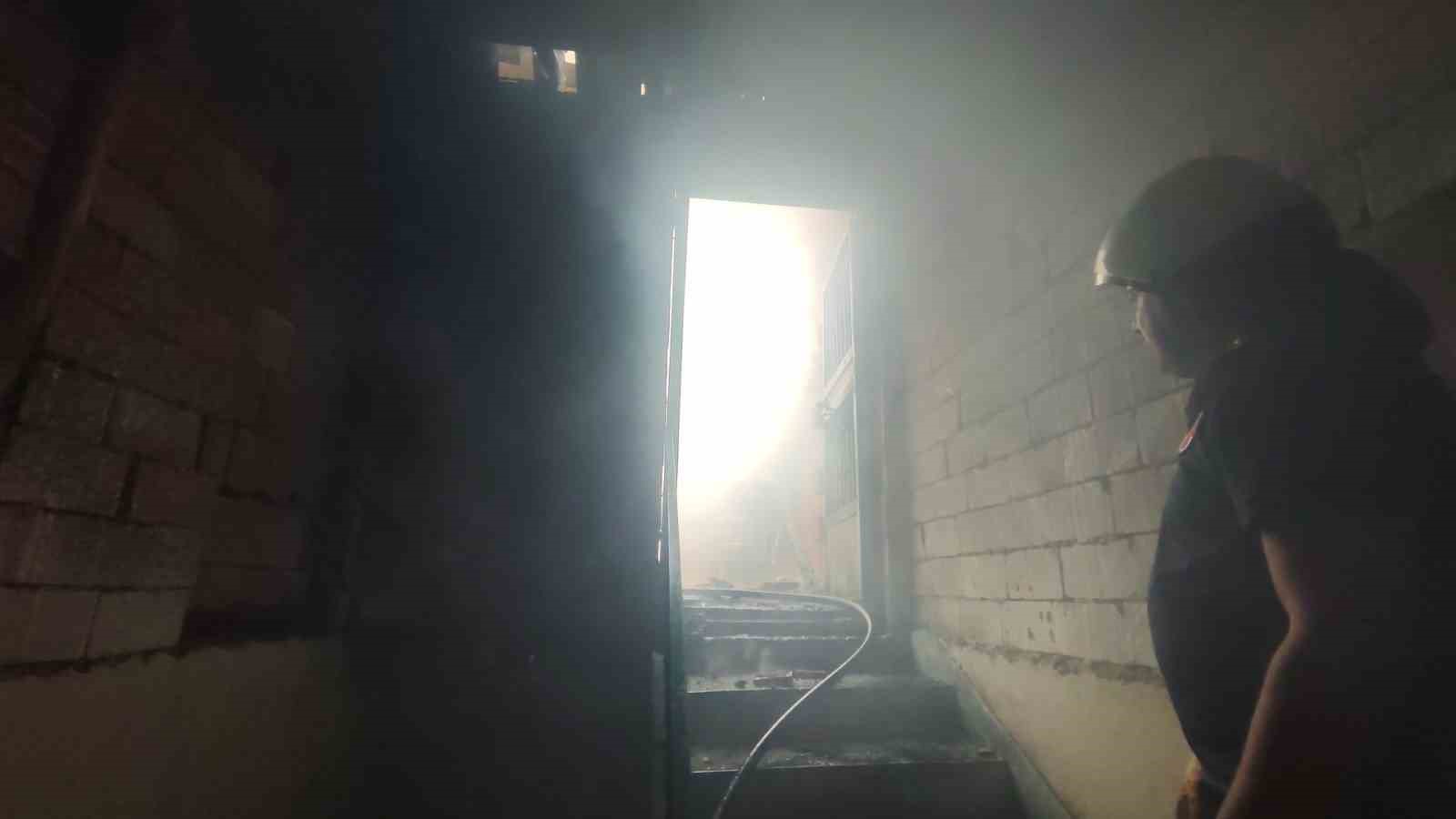 M&uuml;stakil evde &ccedil;ıkan yangın mahallede paniğe neden oldu
