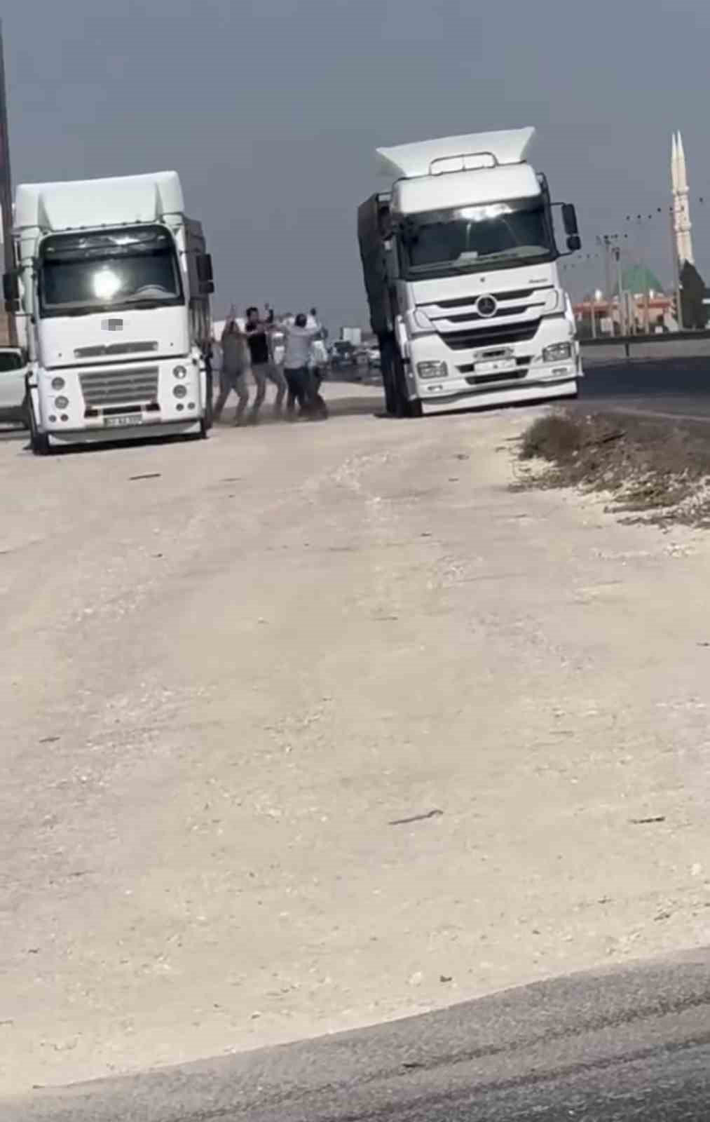 Mardin’de şoförlerin ayakkabılı tekmeli yol kavgası