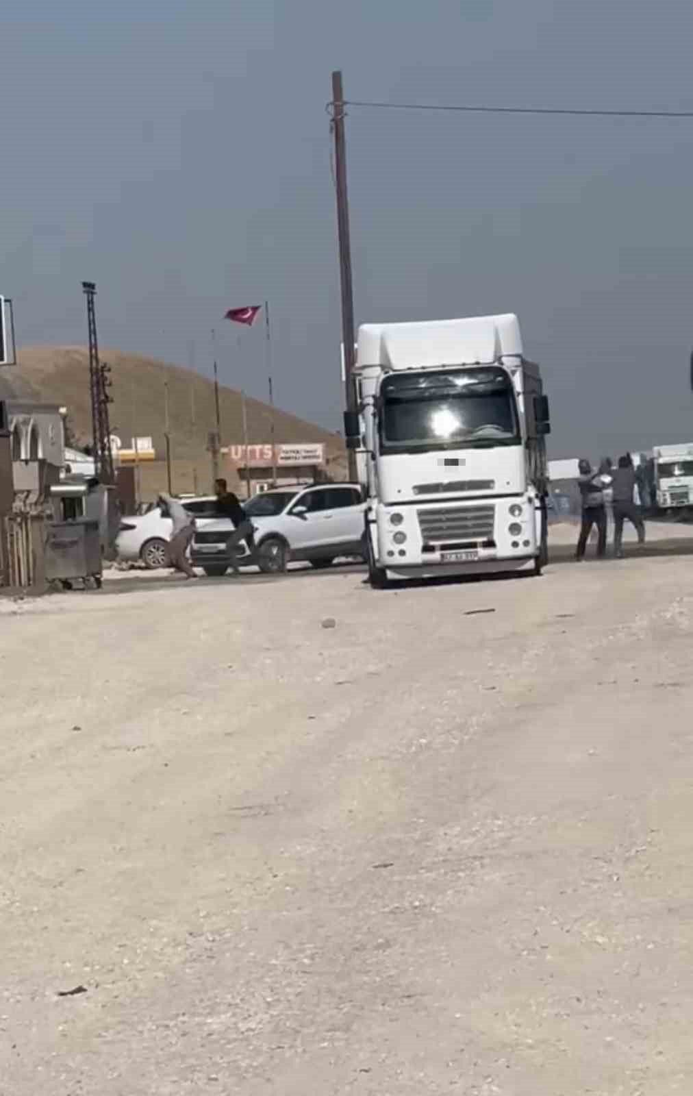 Mardin’de şoförlerin ayakkabılı tekmeli yol kavgası
