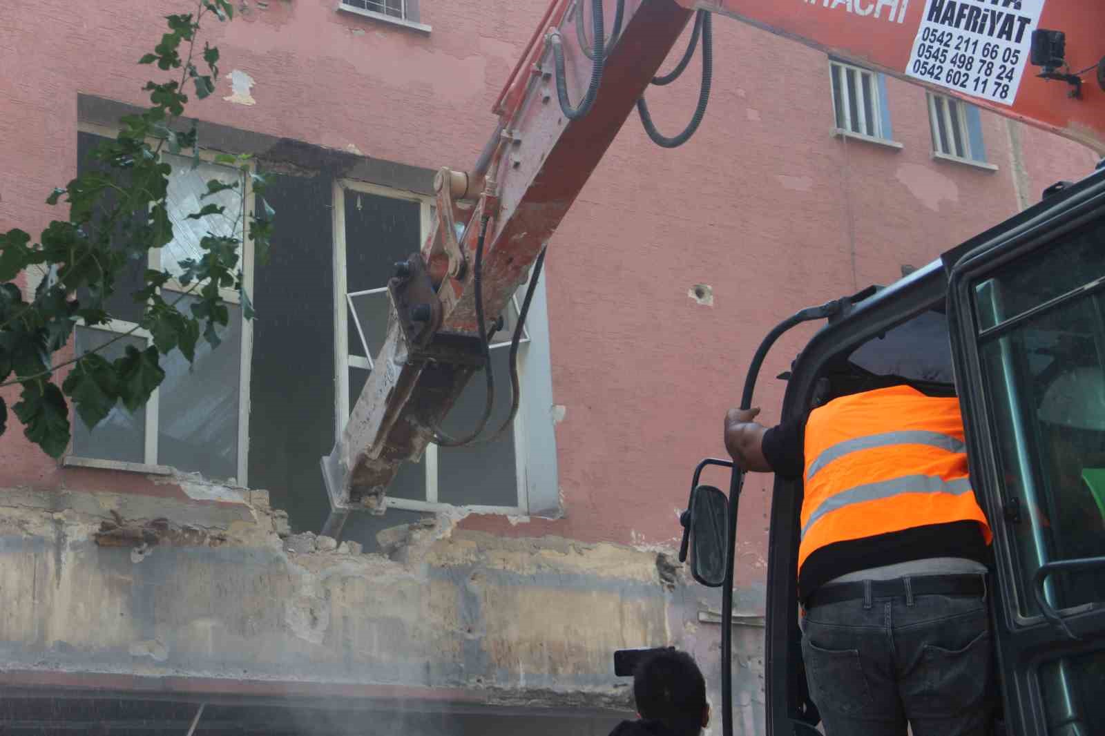 Şanlıurfa&rsquo;da isyanda 13 mahkumun &ouml;ld&uuml;ğ&uuml; cezaevi yıkılıyor
