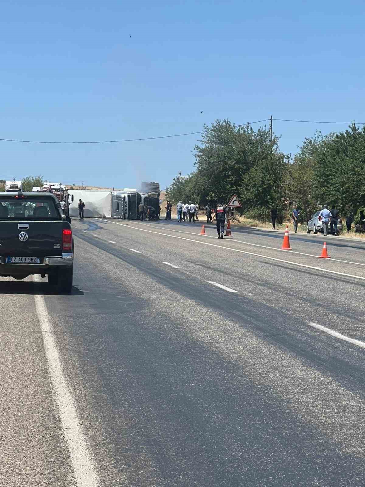 Devrilen tırda yangın çıktı
