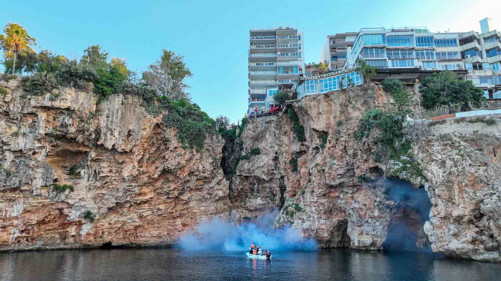 Antalya’da denizden ve karadan haşerelerle mücadele başlatıldı