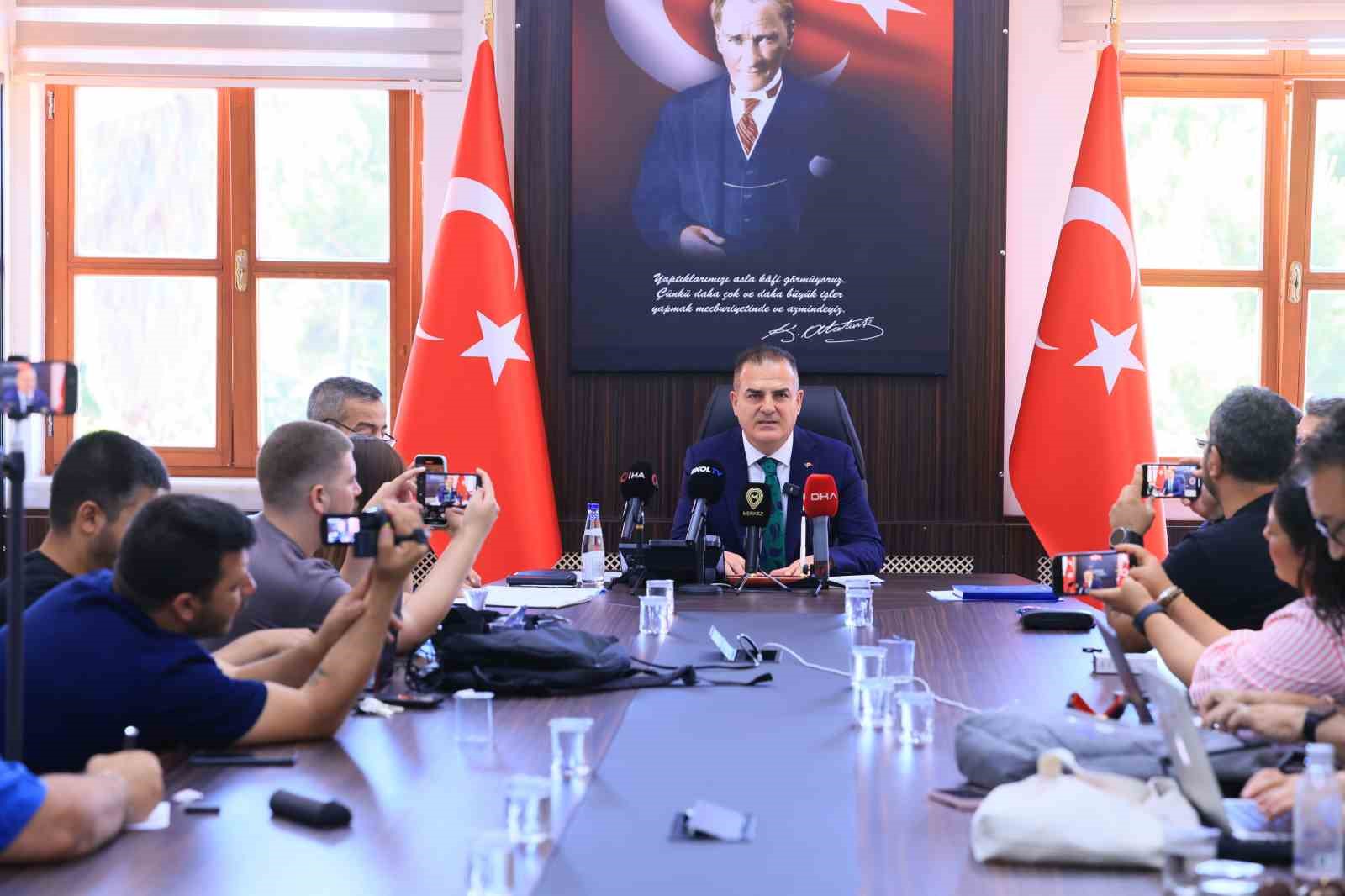 Muğla Valisi Akbıyık: "Marmaris&rsquo;te turizmi hedef alan paylaşımlar ger&ccedil;ek dışı"
