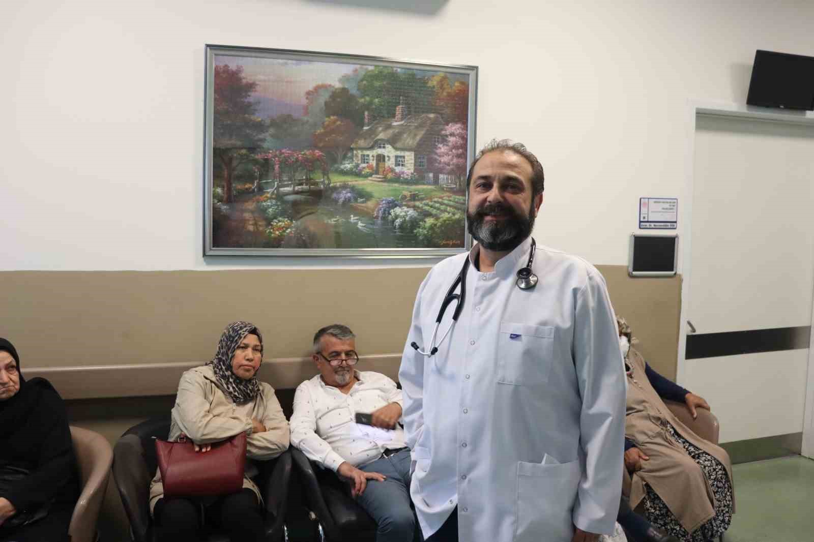 Hastane duvarlarını doktorun tabloları s&uuml;sl&uuml;yor
