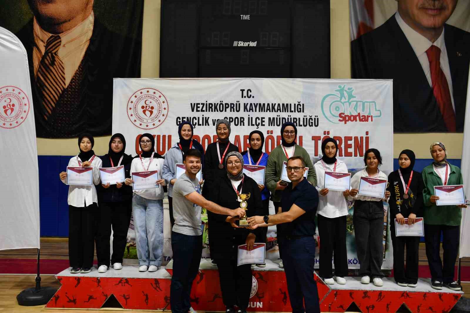 Okul sporlarında dereceye giren 452 &ouml;ğrenciye &ouml;d&uuml;l
