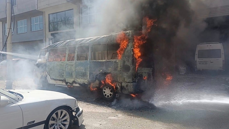 Seyir halindeki minibüs alev alev yandı