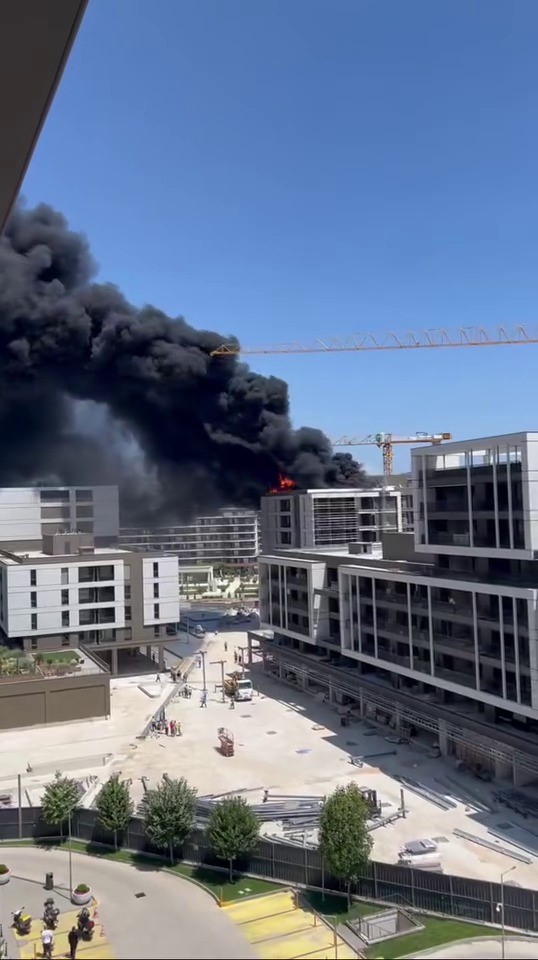 Bursa’da 8 katlı binanın en üst katı alev alev yandı