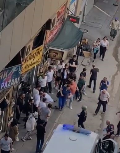 Sokak ortasında kalbi duran şahıs, vatandaşın kalp masajı ile hayata d&ouml;nd&uuml;
