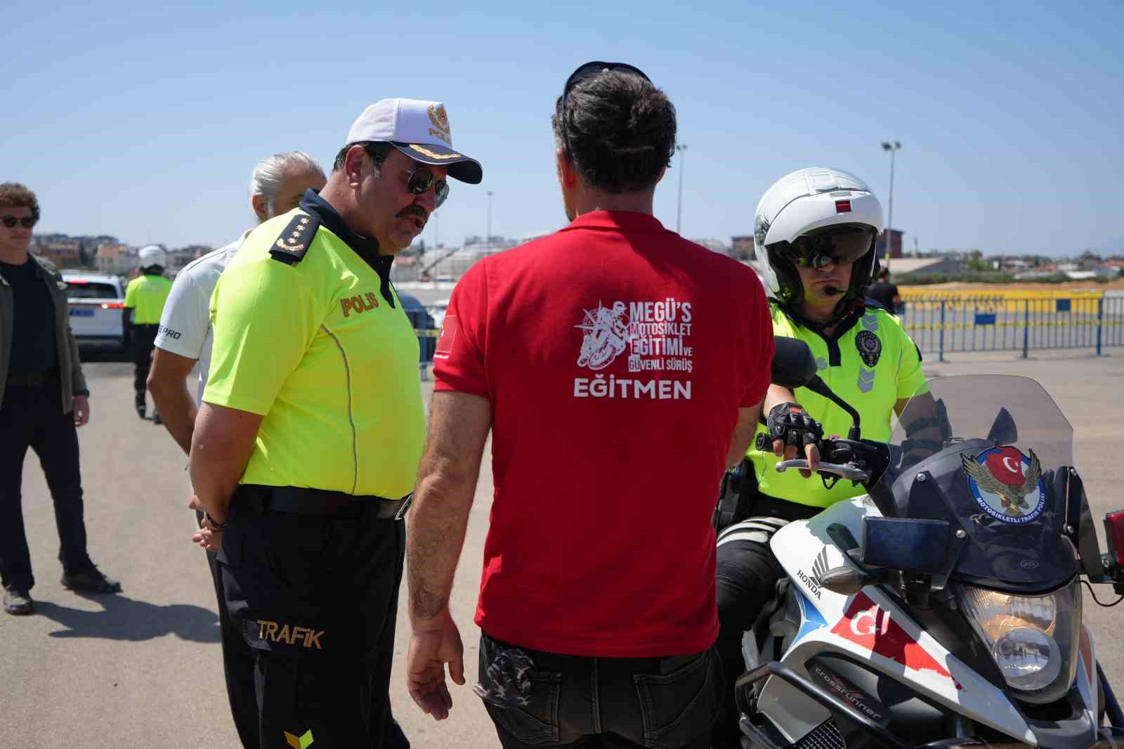 Antalya&rsquo;da motosikletli polis timlerine g&uuml;venli s&uuml;r&uuml;ş eğitimi
