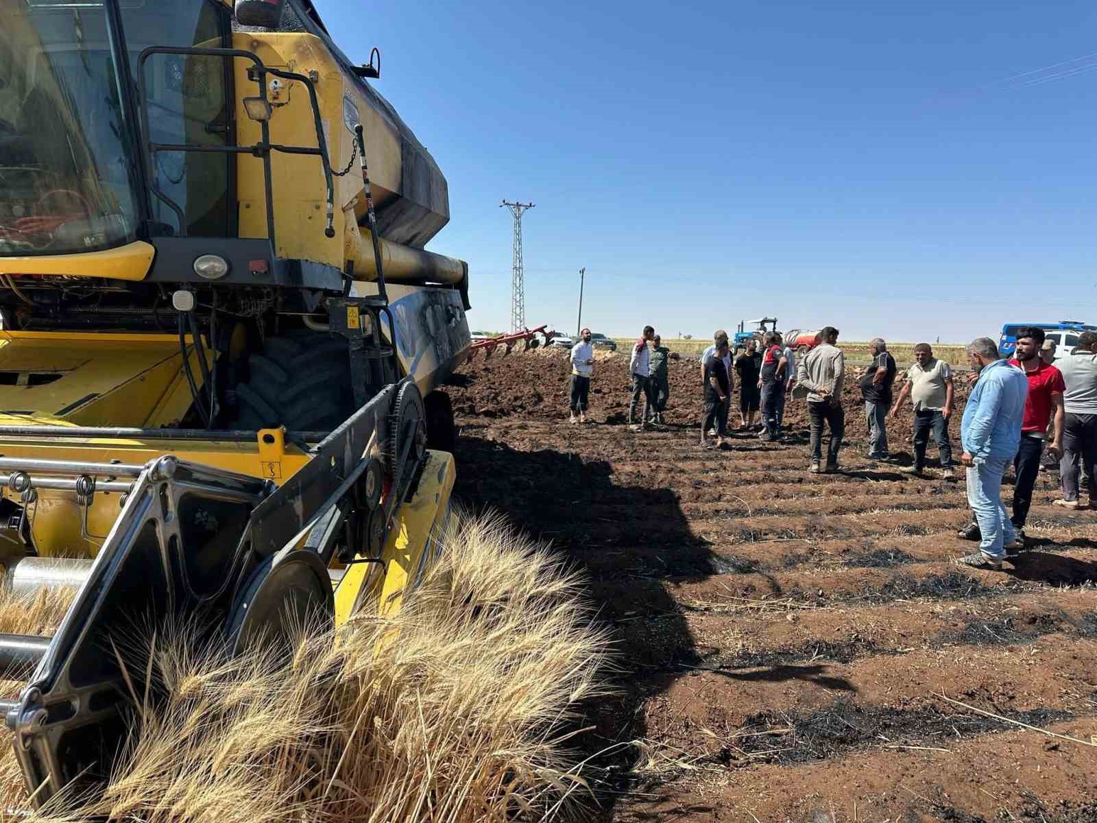 Bi&ccedil;erd&ouml;verin motor kısmında &ccedil;ıkan yangın buğday tarlasına zarar verdi
