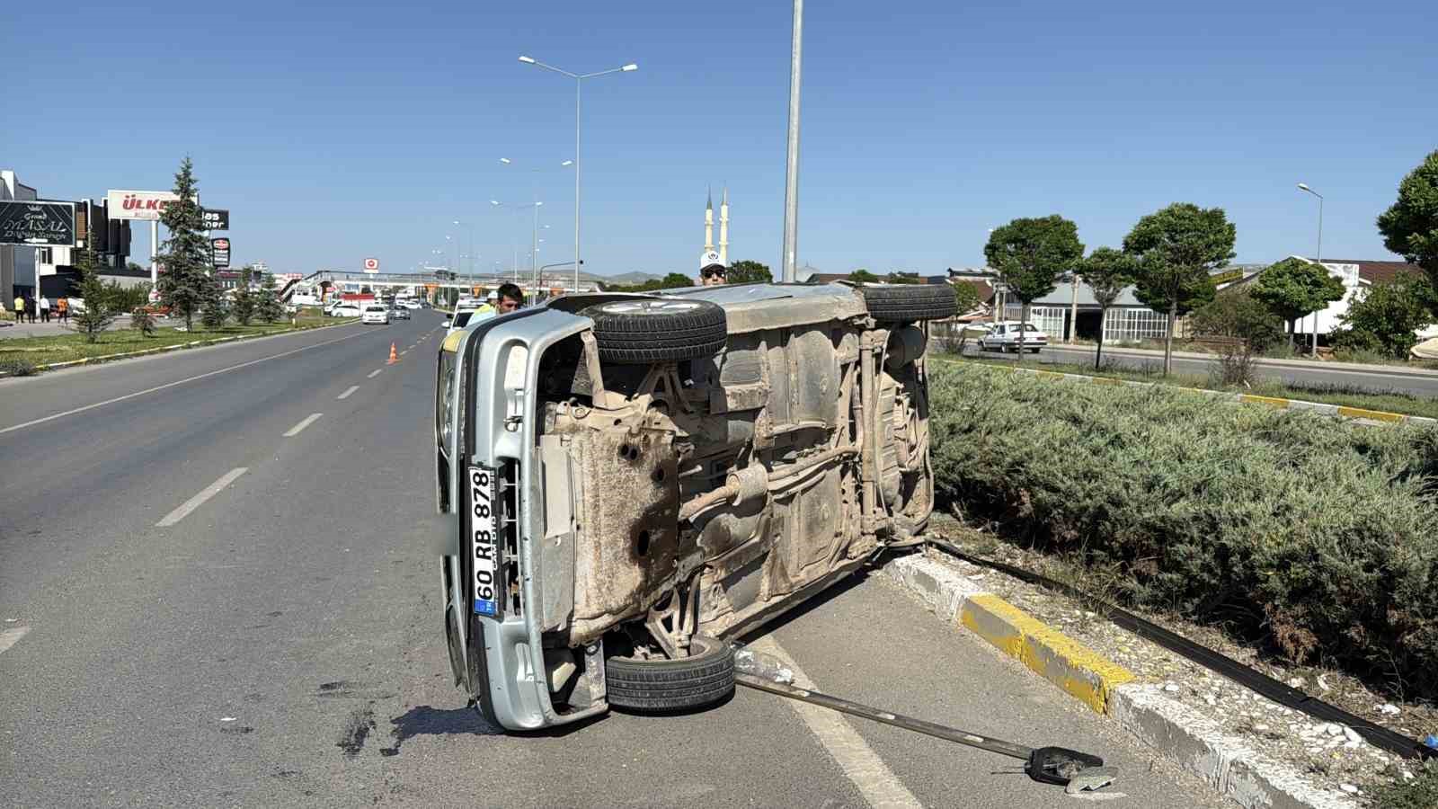 Sivas’ta otomobil takla attı: 2 kişi yaralandı
