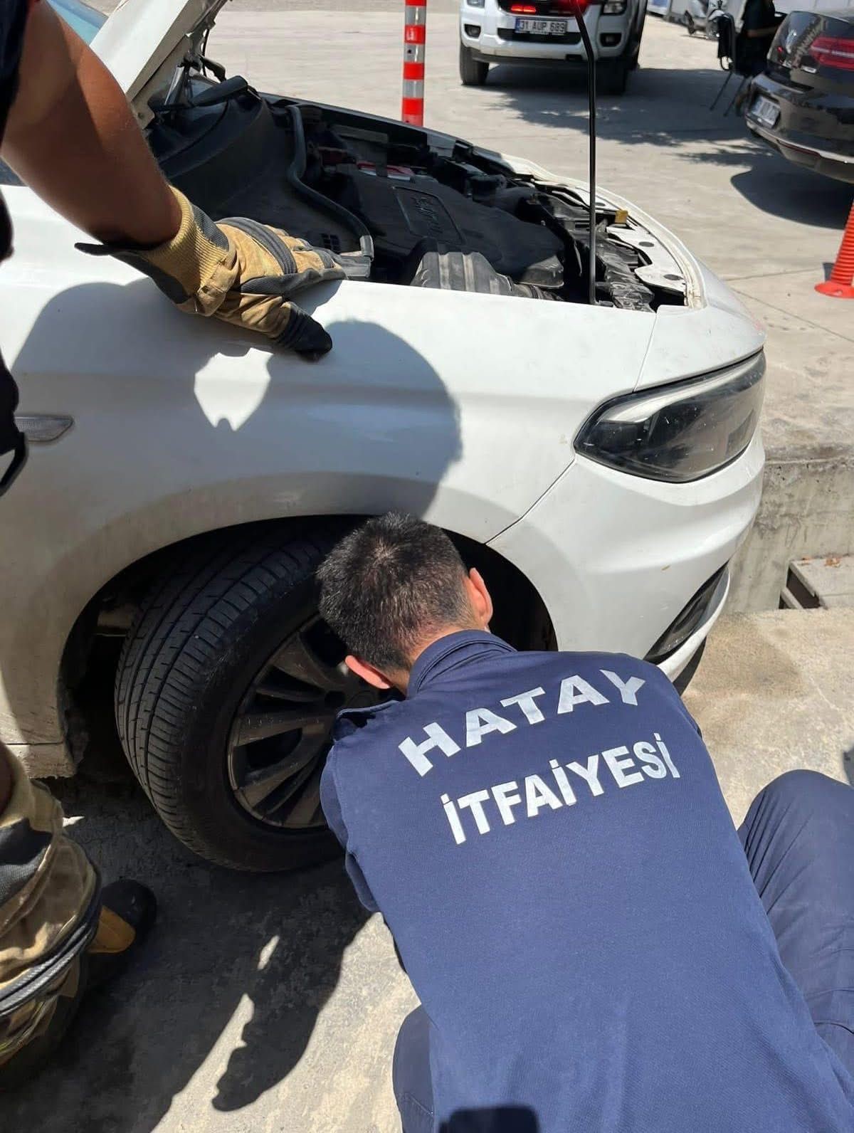 İskenderun’da aracın kaputuna giren kediyi itfaiye kurtardı
