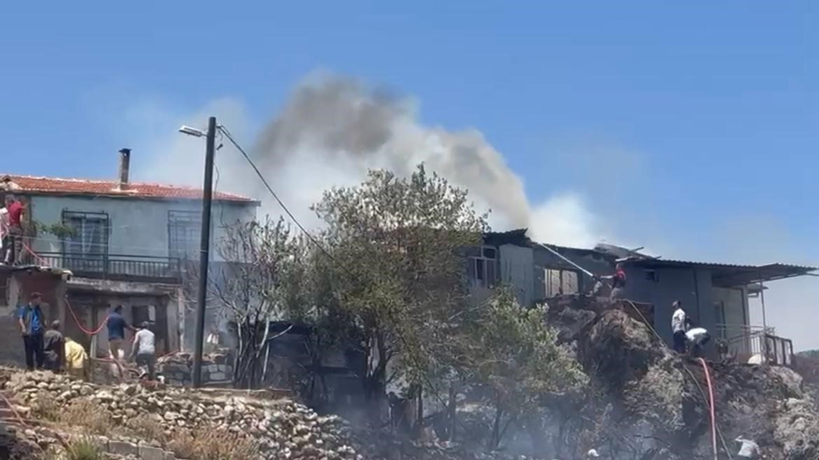 İzmir&rsquo;de bah&ccedil;ede &ccedil;ıkan yangın eve ve depoya sı&ccedil;radı
