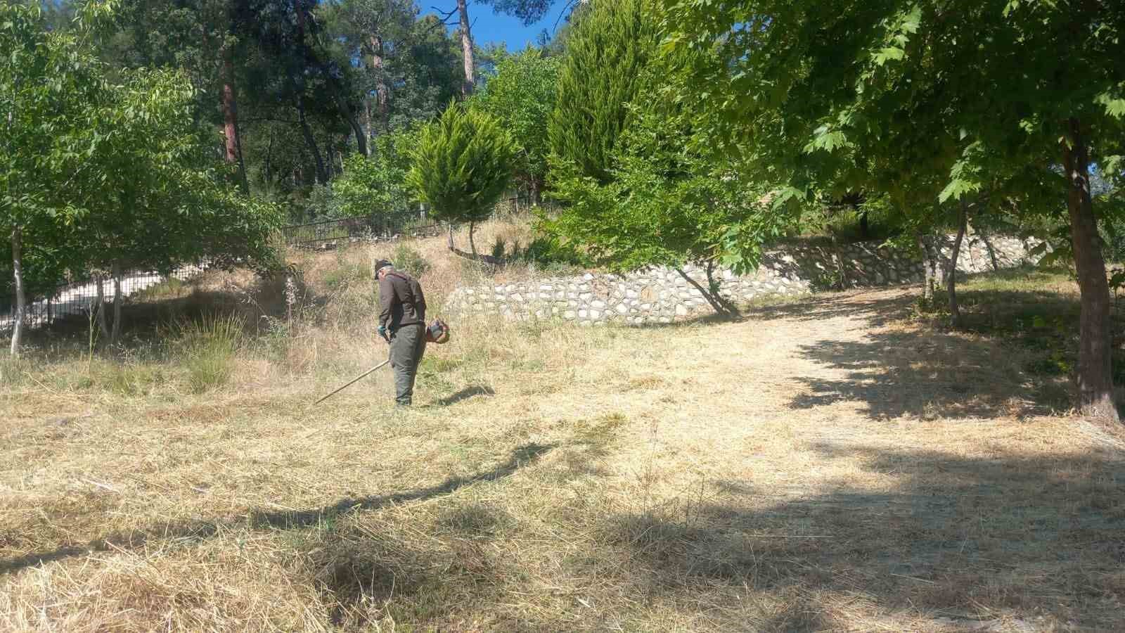 Karacasu Belediyesi&rsquo;nden Dedebağ&rsquo;da temizlik &ccedil;alışması
