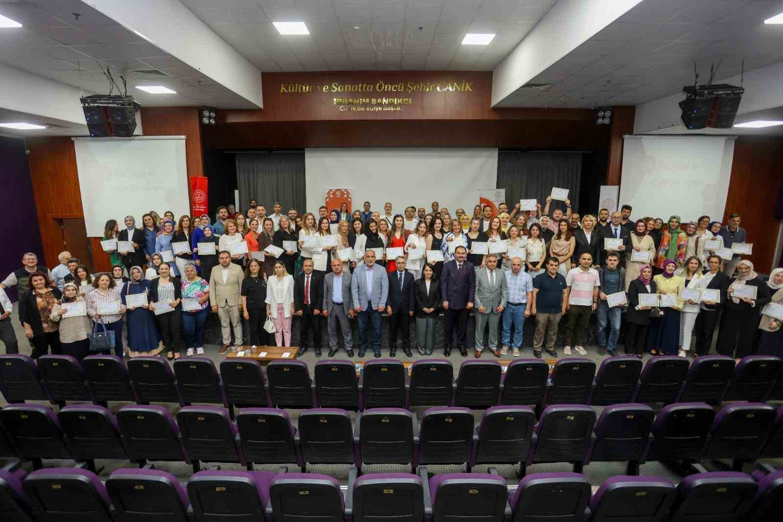 Başkan Sandık&ccedil;ı: "Eğitime y&ouml;nelik projelerimizi hız kesmeden s&uuml;rd&uuml;r&uuml;yoruz"
