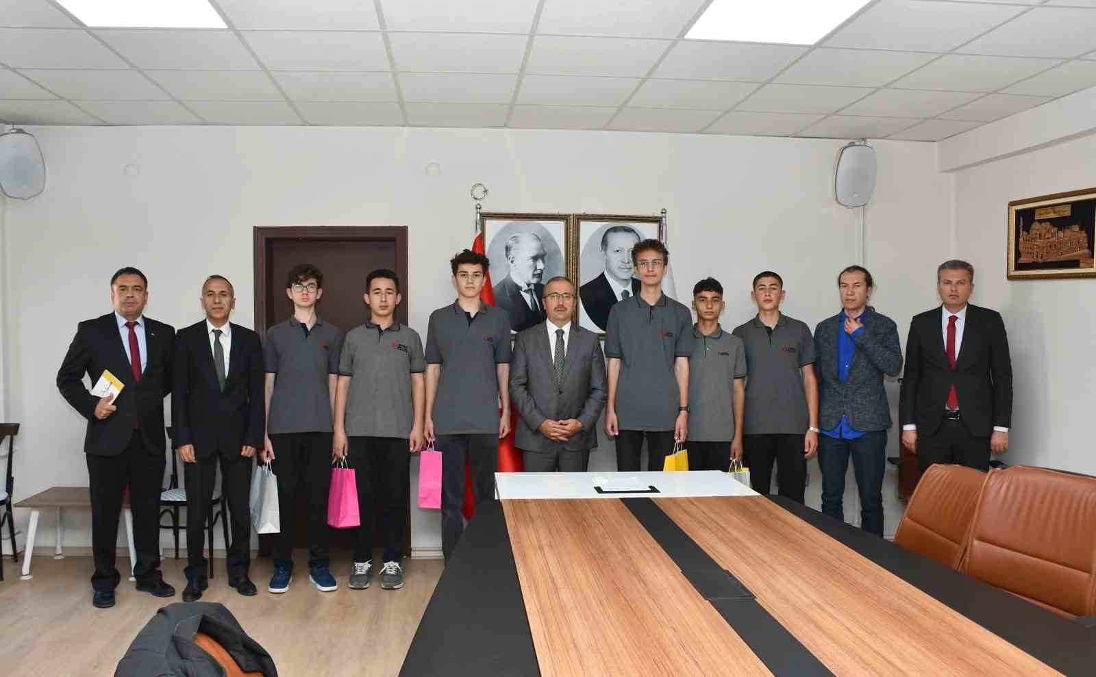 Uluslararası Robot Yarışması’nda derece alan öğrencilerden İl Milli Eğitim Müdürü Aydın’a ziyaret