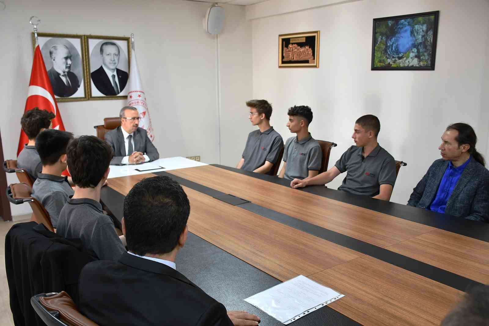 Uluslararası Robot Yarışması’nda derece alan öğrencilerden İl Milli Eğitim Müdürü Aydın’a ziyaret