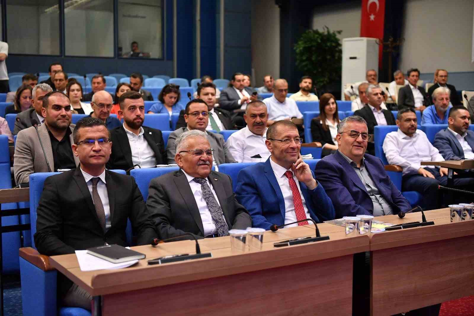 Kayseri’yi Geleceğe Hazırlayan Başkan Büyükkılıç, Kent Konseyi’nde projelerini anlattı