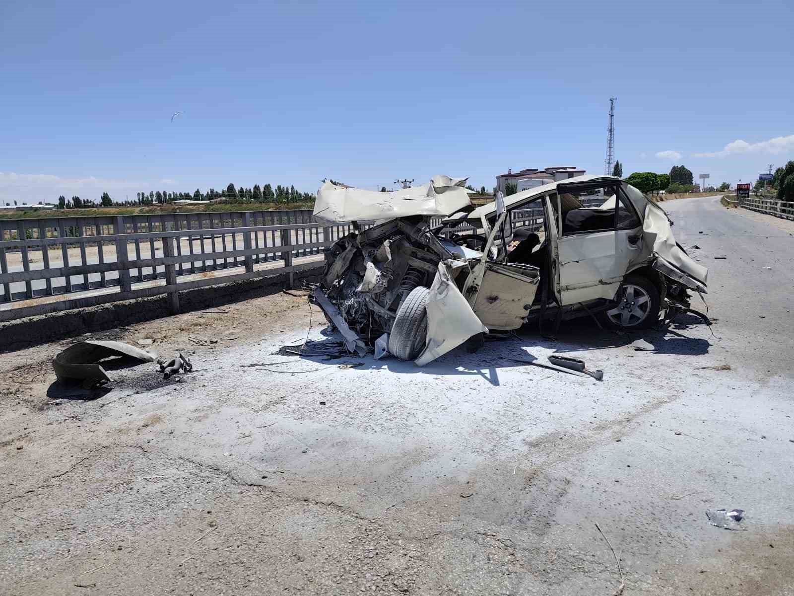 Van’da tır otomobile çarptı; 4 yaralı