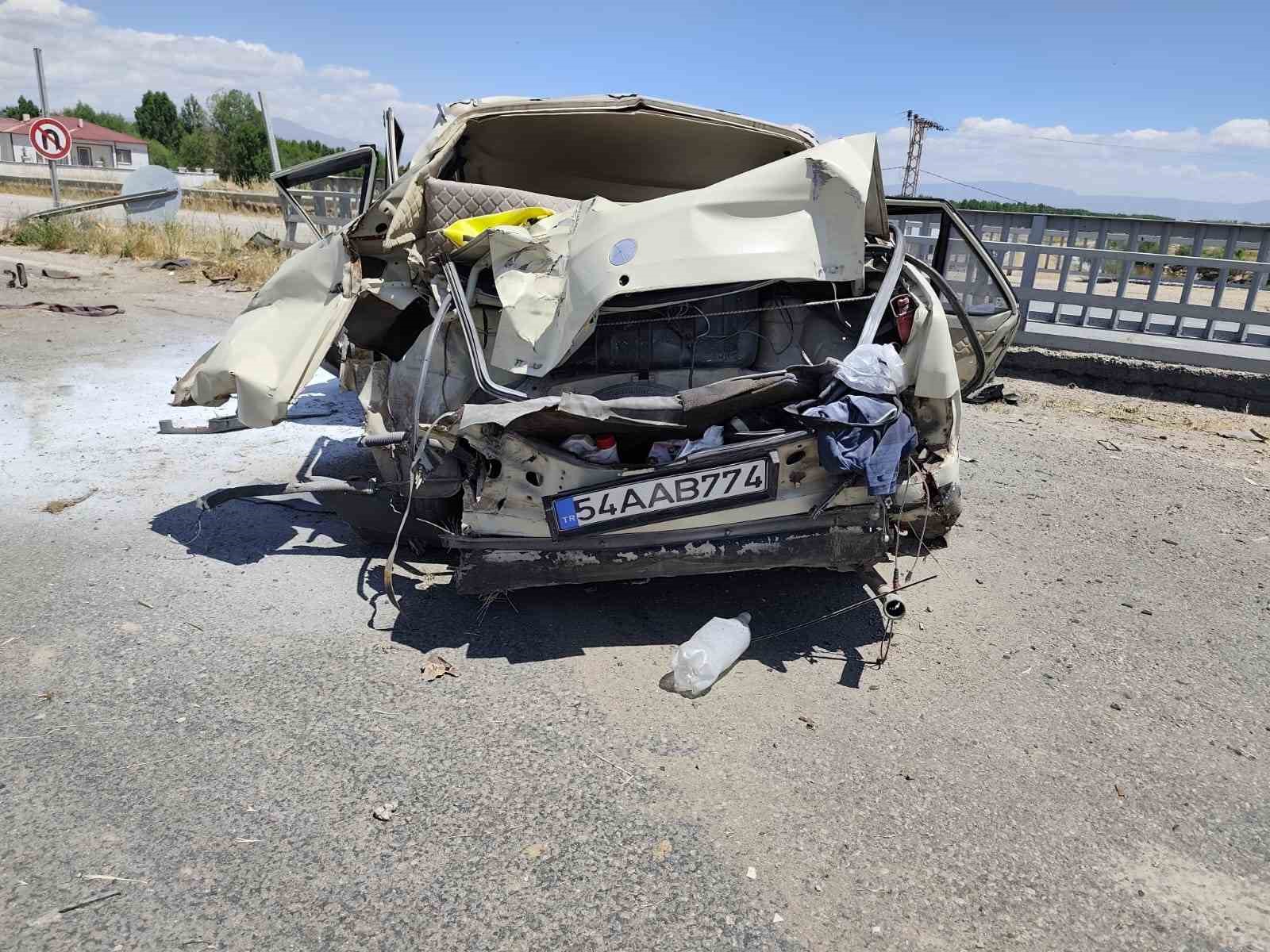 Van&rsquo;da tır otomobile &ccedil;arptı; 4 yaralı
