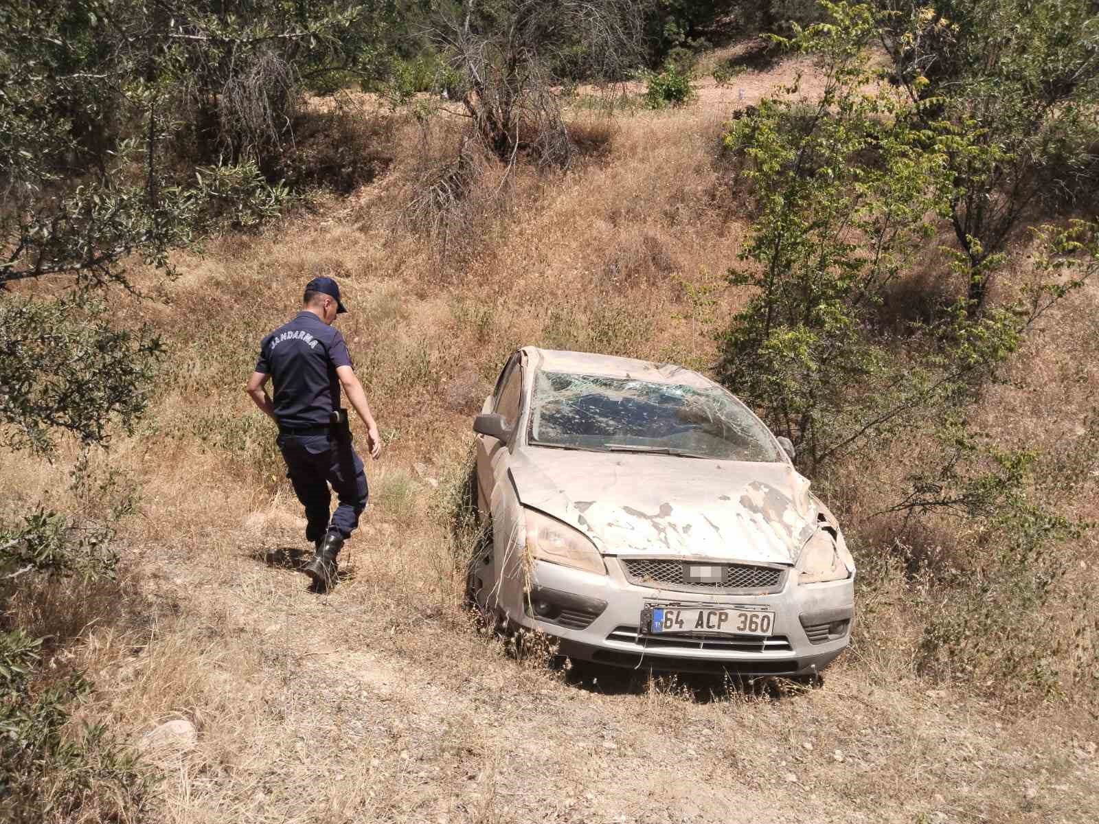 Uyuklayan s&uuml;r&uuml;c&uuml; eşinin ikazıyla panikleyip şarampole u&ccedil;tu
