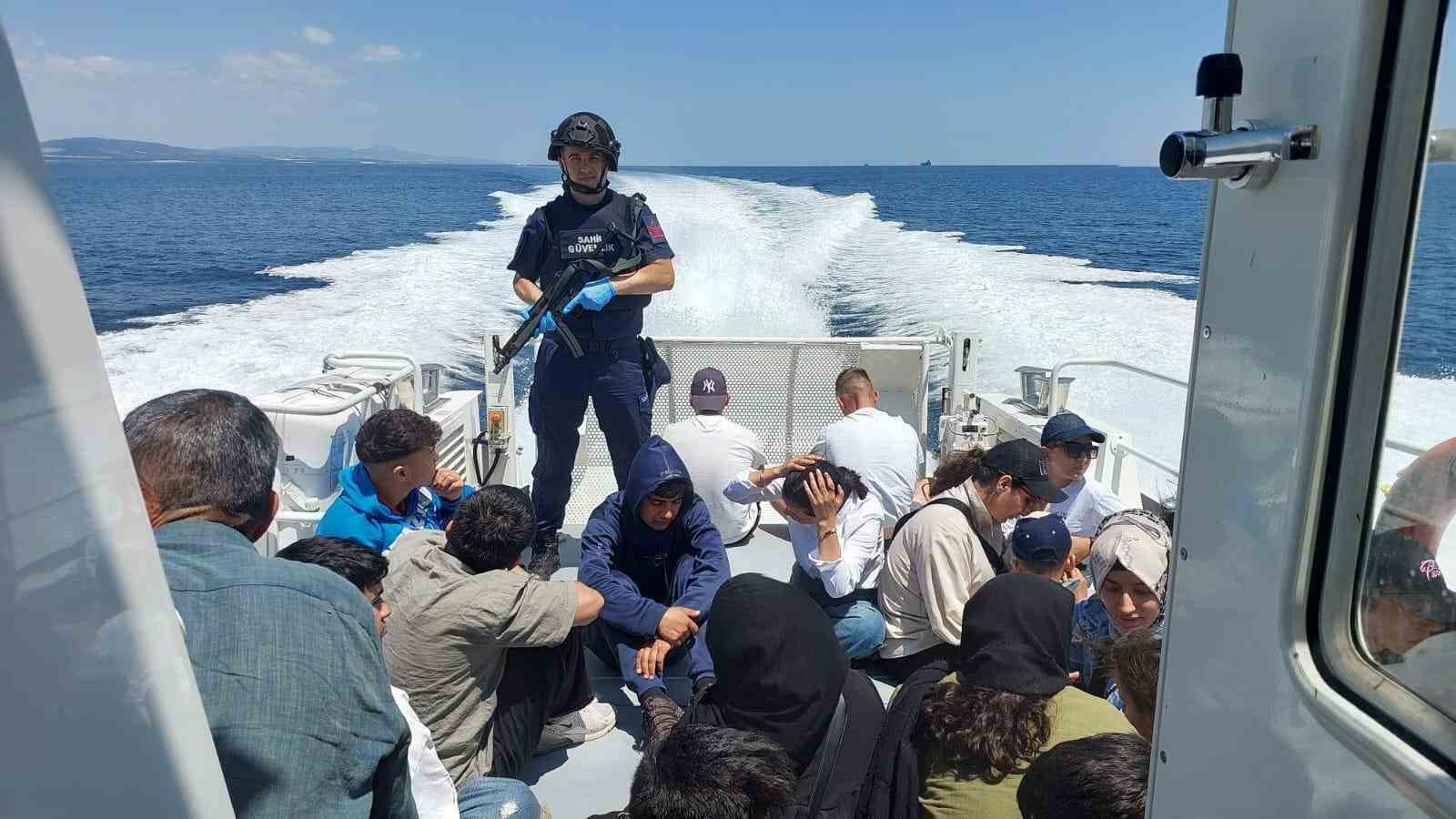 Gelibolu açıklarında 51 kaçak göçmen ile 2 göçmen kaçakçısı şüphelisinin yakalanma anı ortaya çıktı