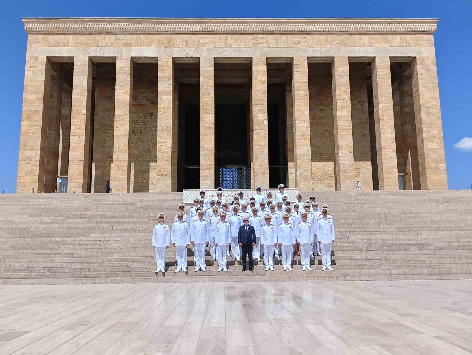Sahil Güvenlik Komutanlığı, kuruluşunun 43. yıl dönümü dolayısıyla Anıtkabir’i ziyaret etti