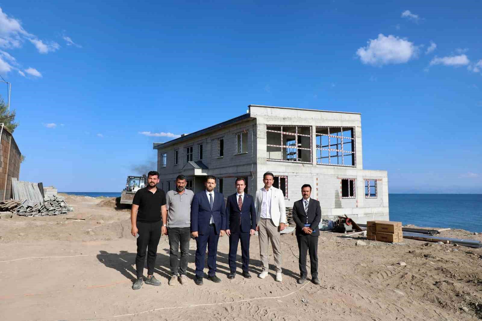 Bitlis Valisi Karakaya, Sel&ccedil;uklu mezarlığında incelemelerde bulundu
