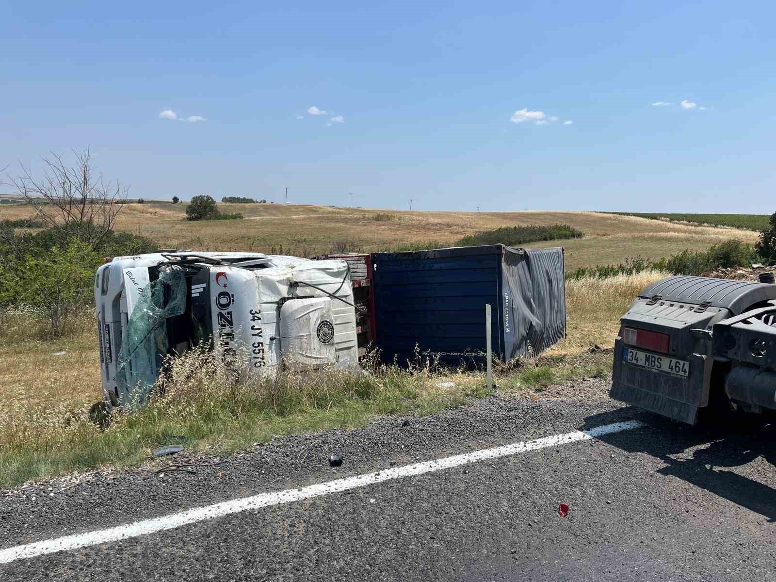 Tekirdağ&rsquo;da tarlaya devrilen tırda s&uuml;r&uuml;c&uuml; yaralandı
