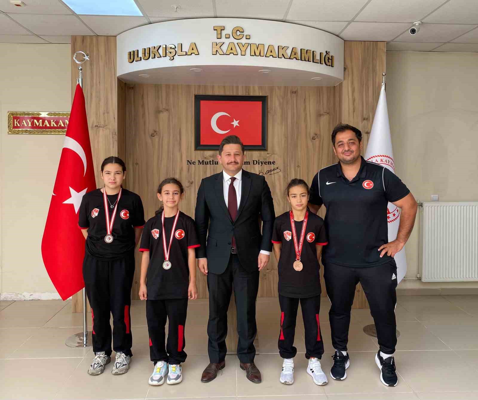 Ulukışla’nın küçük kız güreşçileri Türkiye Şampiyonası’nda tarih yazdı