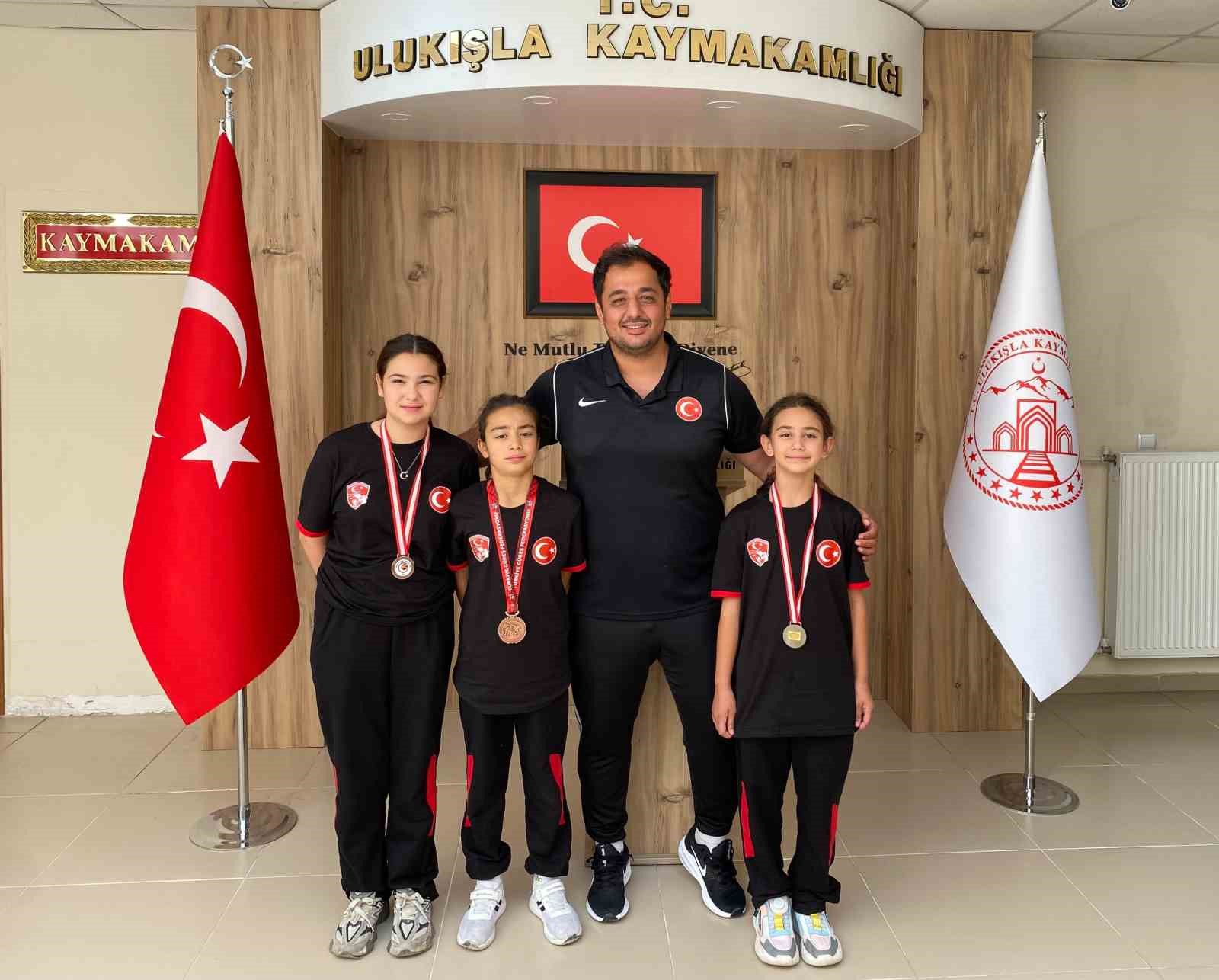 Ulukışla&rsquo;nın k&uuml;&ccedil;&uuml;k kız g&uuml;reş&ccedil;ileri T&uuml;rkiye Şampiyonası&rsquo;nda tarih yazdı
