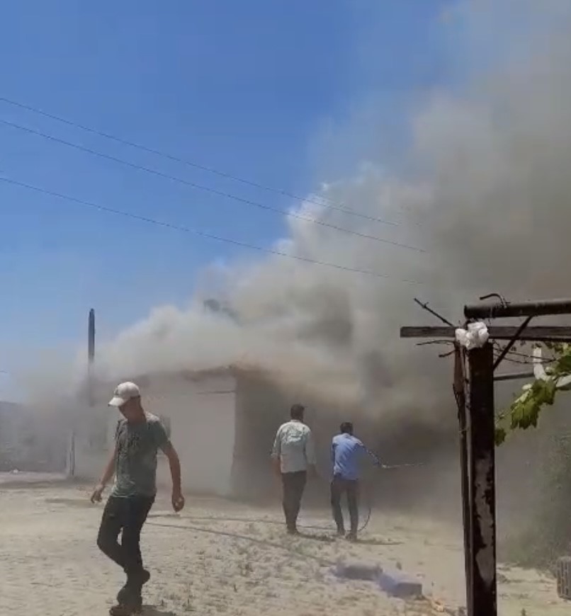 Yemek yapmak i&ccedil;in yaktığı ateş evini ve damını k&uuml;le &ccedil;evirdi
