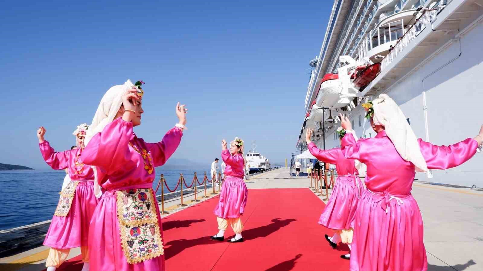 Malta bayraklı kruvaziyer Bodrum’a ilk seferini yaptı