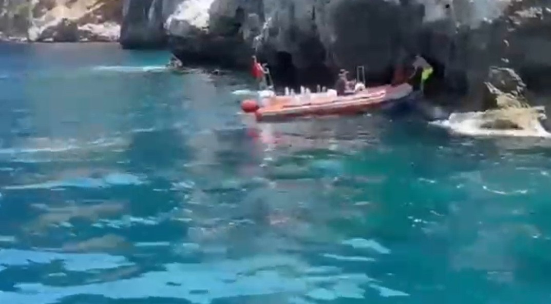 Alanya Kalesi&rsquo;nde kayalık b&ouml;lgede mahsur kalan dağ ke&ccedil;isi kurtarıldı
