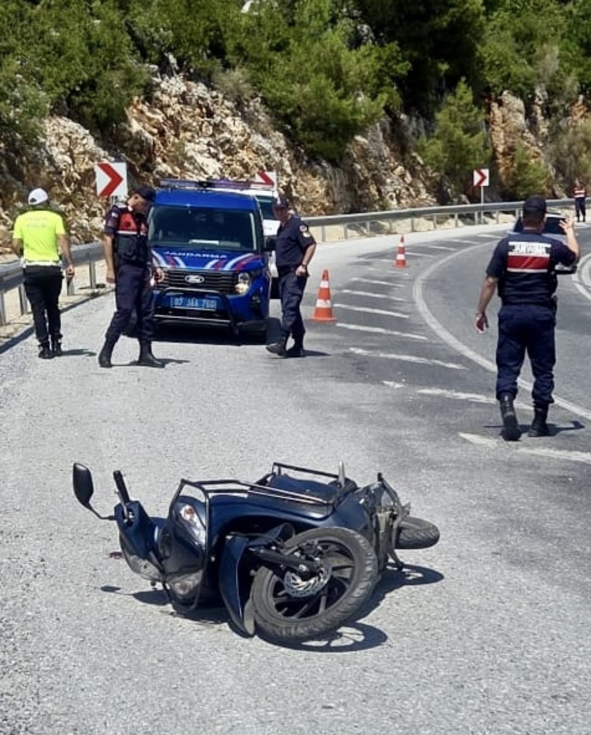 Antalya&rsquo;da motosiklet devrildi, s&uuml;r&uuml;c&uuml; yaralandı
