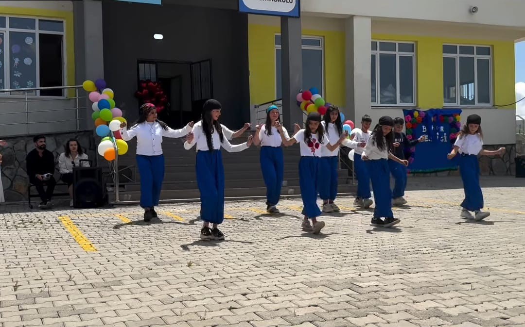 Hamur’da renkli bahar şenliği