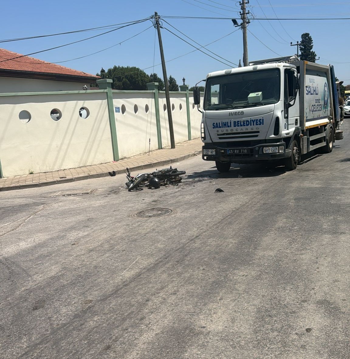 Manisa&rsquo;da &ccedil;&ouml;p kamyonunun &ccedil;arptığı motosiklet s&uuml;r&uuml;c&uuml;s&uuml; kurtarılamadı
