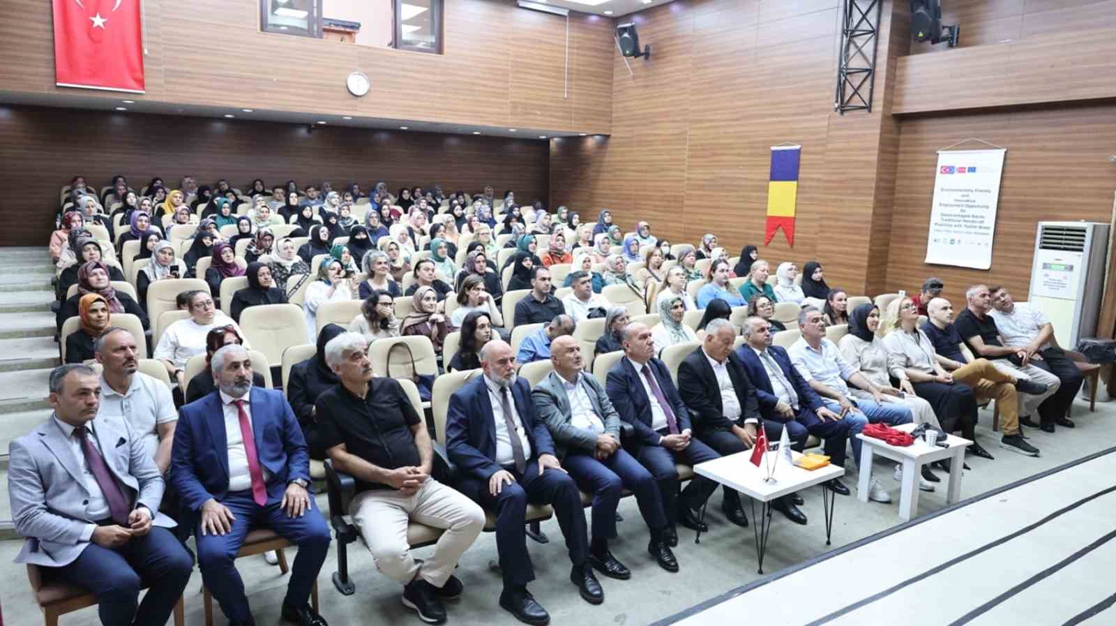 Sultangazi&rsquo;de tekstil atıklarıyla geleneksel el sanatları buluşuyor
