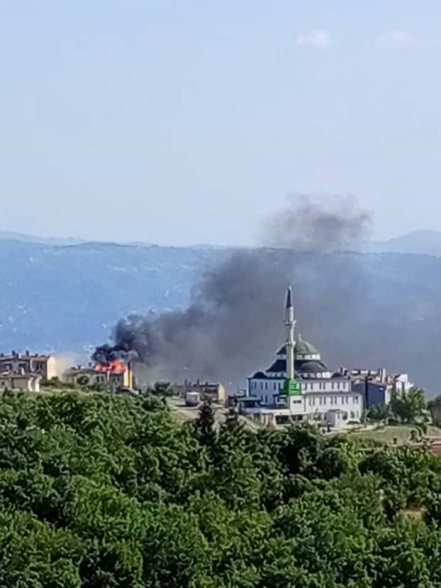 Tamiratı yapılan çatı alev alev yandı
