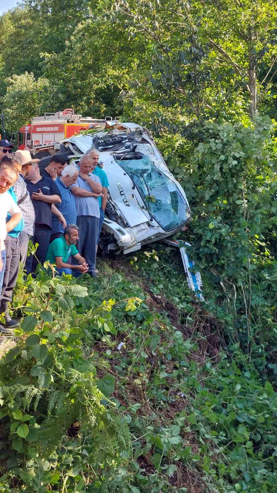 &Ccedil;ay y&uuml;kl&uuml; kamyonet devrildi: 8 yaralı
