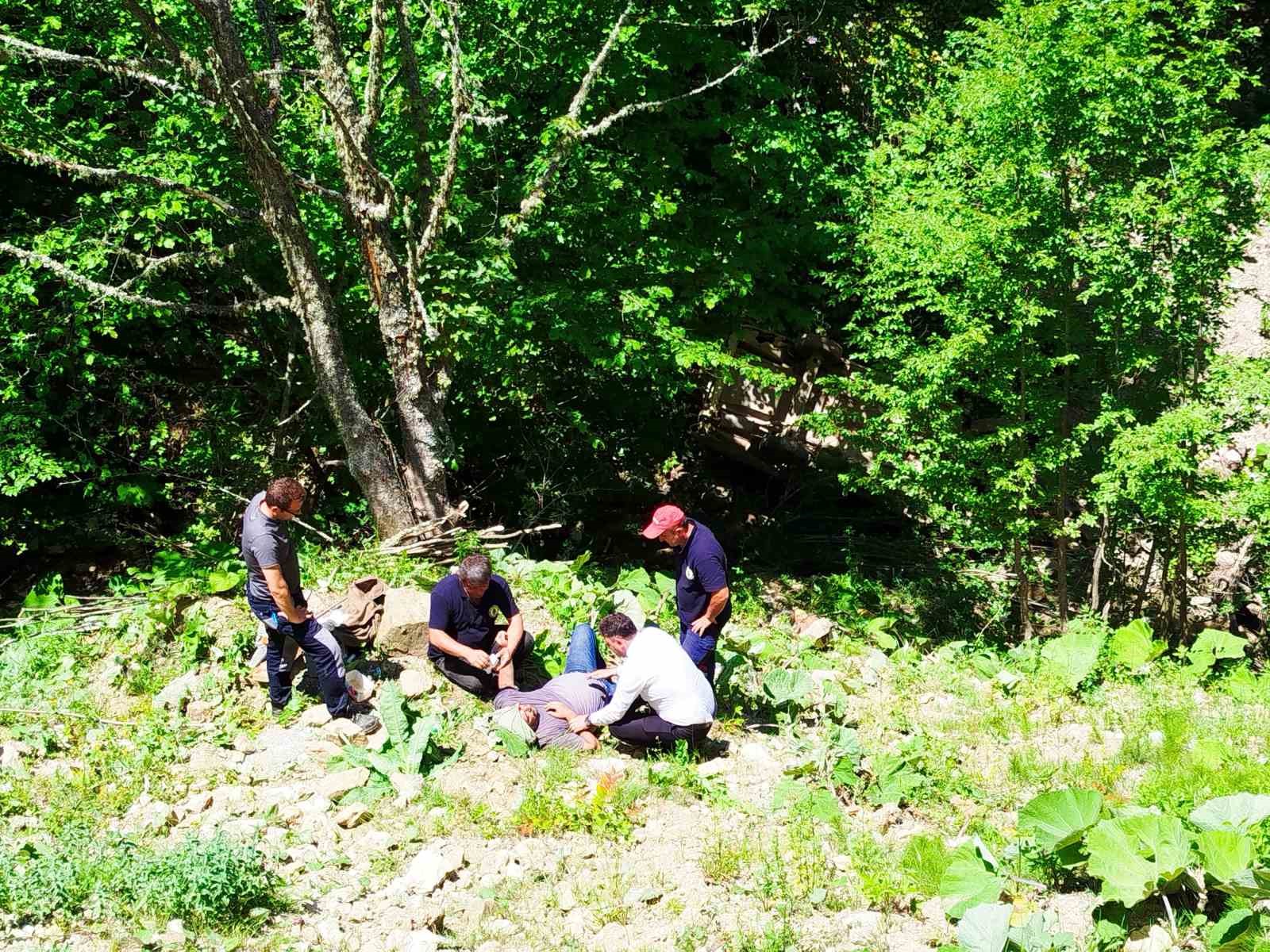 Zonguldak’ta 80 metreden şarampole devrilen otomobildeki 3 kişi yaralandı