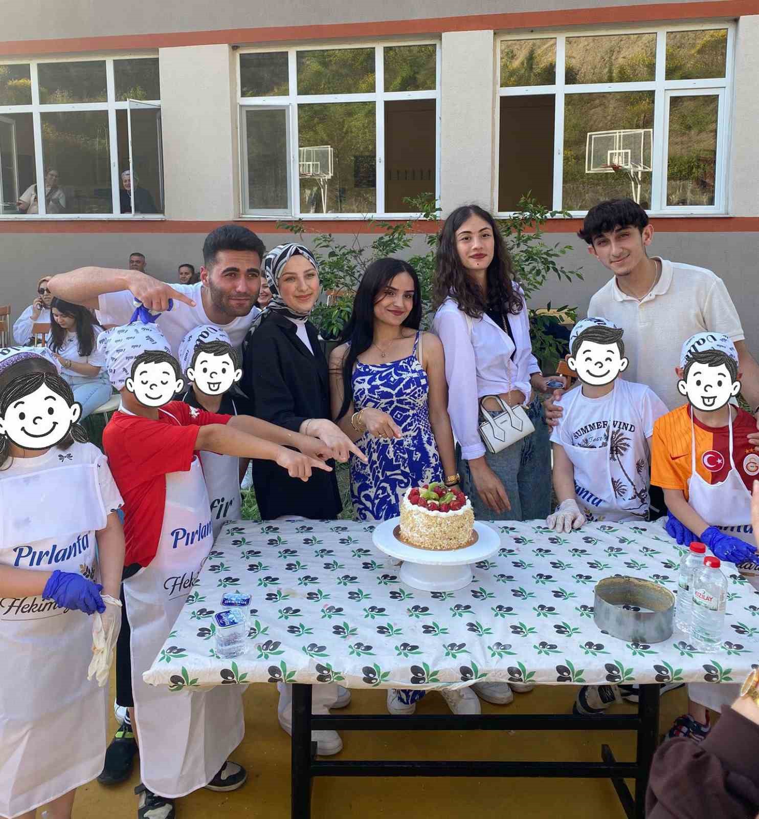 Çocuk yuvasında kalan minikler, üniversiteliler ile pasta yapmayı öğrendi
