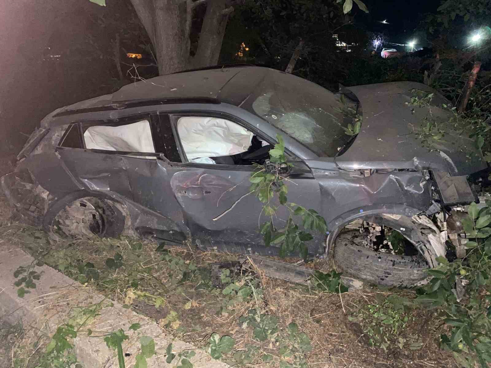 Hurdaya çıkan otomobilden yaralı kurtuldu