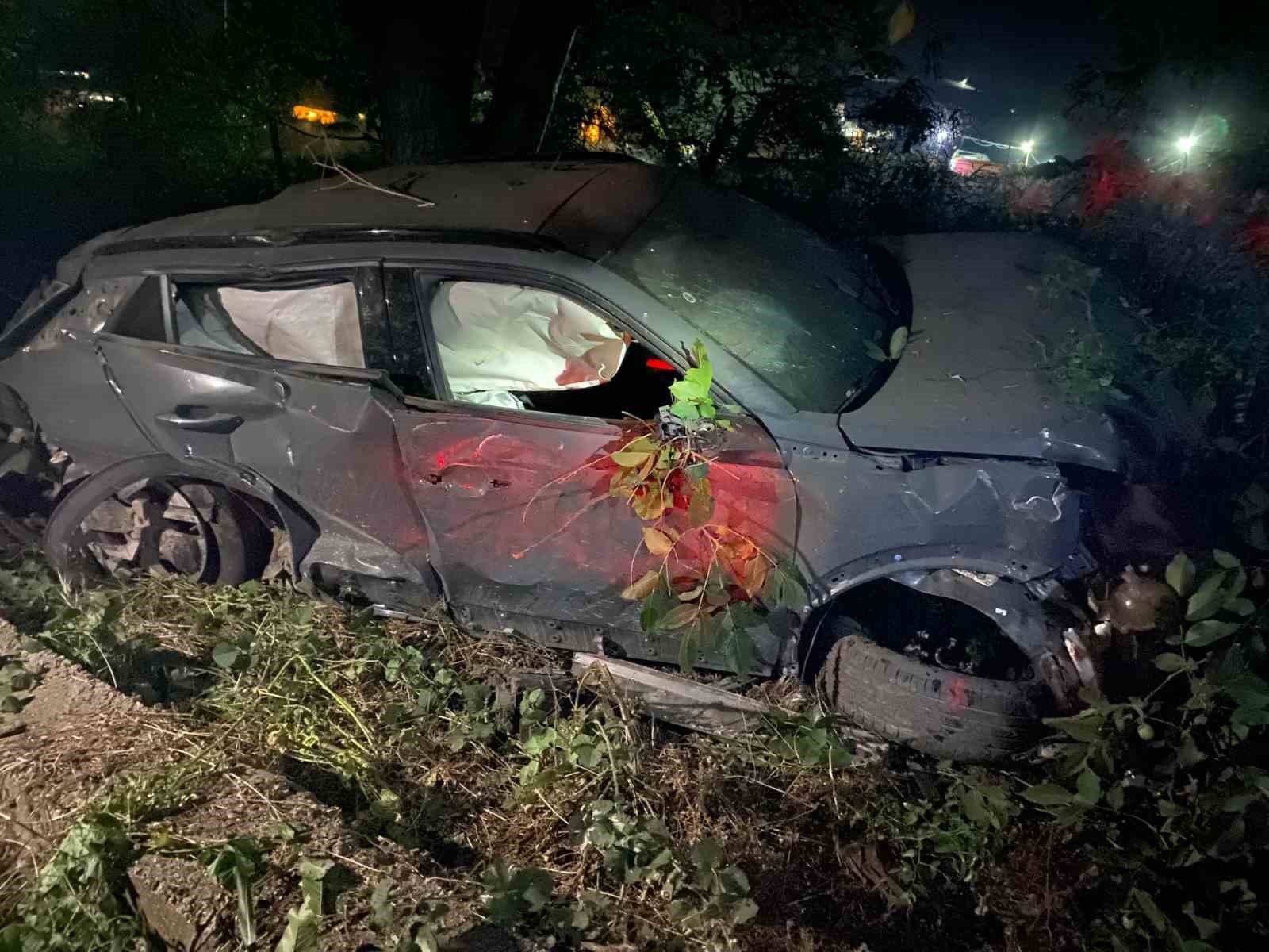 Hurdaya &ccedil;ıkan otomobilden yaralı kurtuldu
