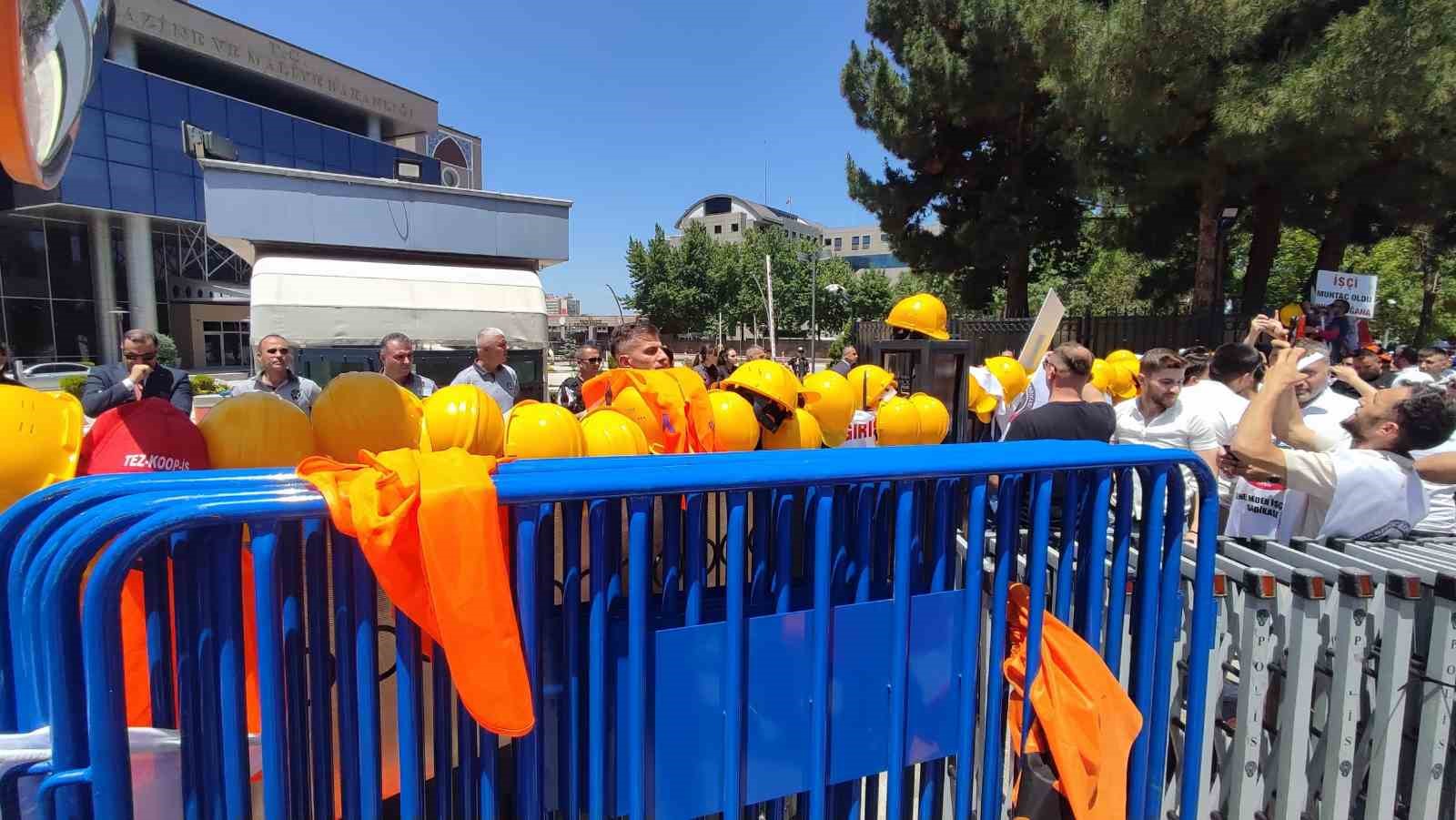 TÜRK-İŞ, bağlı olduğu sendikalarla birlikte Maliye Bakanlığına yürüdü