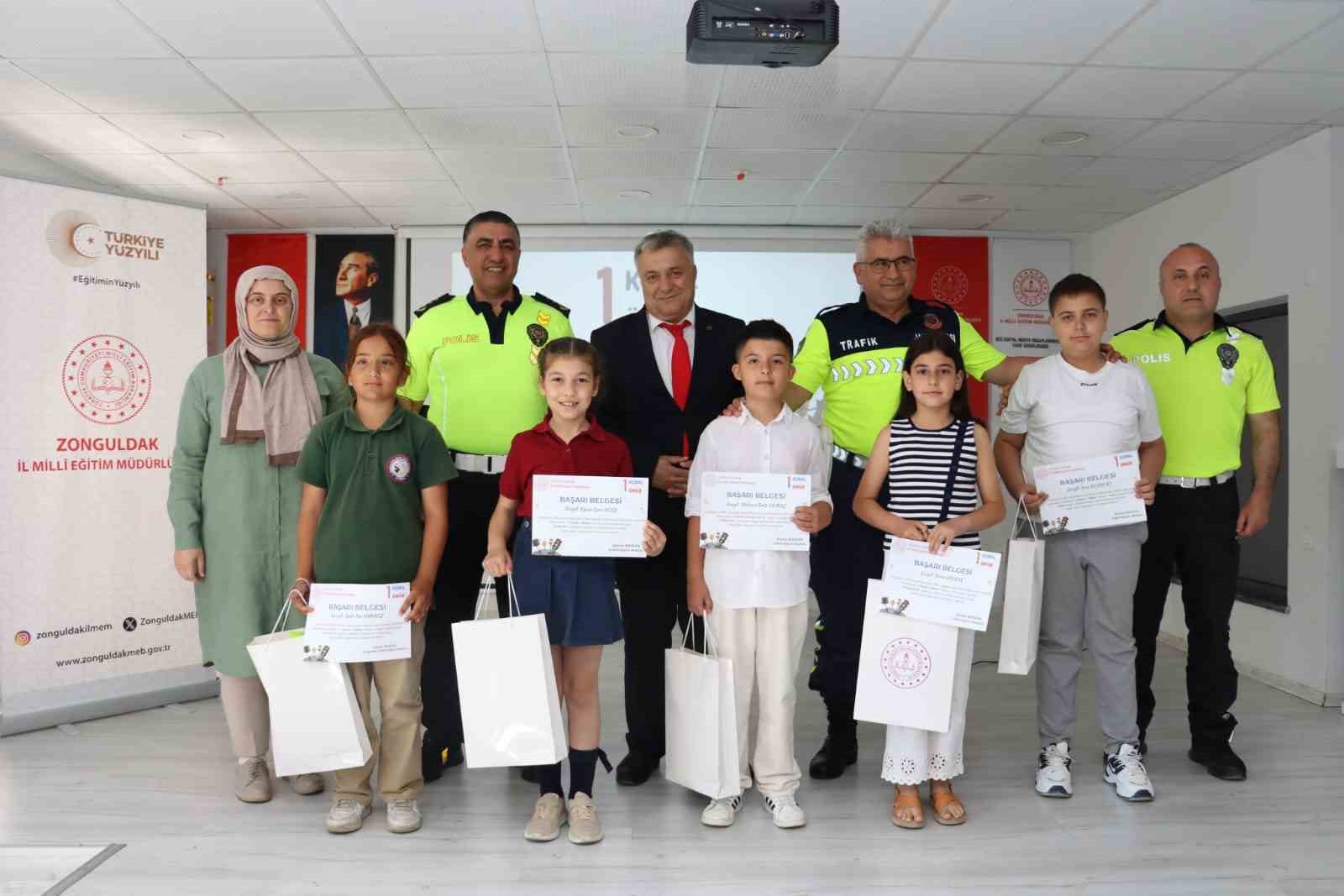 Trafik bilincine sanatla dikkat çektiler
